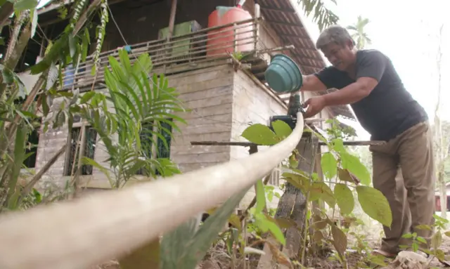 Pandi dulunya memanfaatkan air sungai untuk kebutuhan sehari-hari, tapi sekarang dia harus mulai membeli air karena kualitasnya tak lagi layak