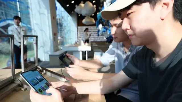 Юноша с телефоном