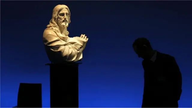 La patiente a entendu des voix angoissantes, qu'elle croyait être des messages de Dieu