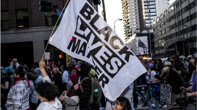 જ્યૉર્જ ફ્લૉઇડના મોત પર અમેરિકામાં આક્રોશ ફાટી નીકળ્યો હતો અને બ્લૅક લાઇવ્સ મેટર્સ આંદોલનની શરૂઆત થઈ હતી.