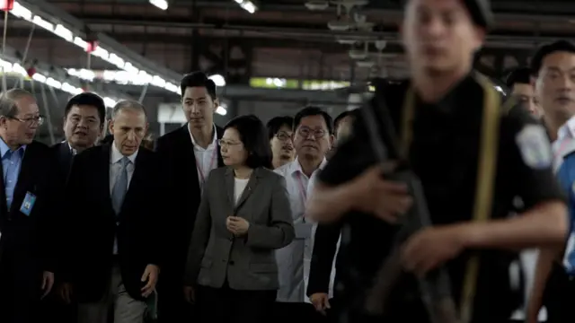 蔡英文前往尼加拉瓜一家紡織廠參觀。