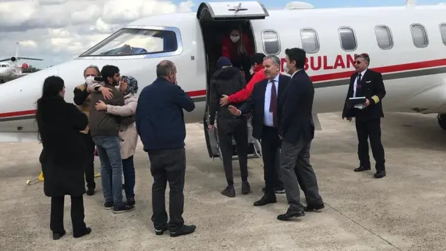 Salih Kör ambulans uçakla Türkiye'ye götürüldü.