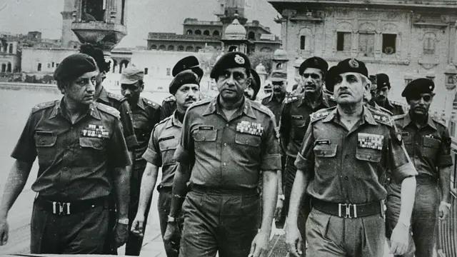 मेजर जनरल केएस बरार और लेफ़्टिनेंट जनरल सुंदरजी (बीच में) ऑपरेशन ब्लू स्टार के दौरान जनरल वैद्या के साथ