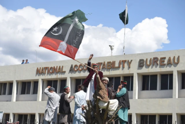 منقسم سیاست