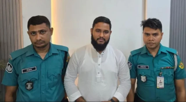 ১লা জুন চট্টগ্রাম নগরীর লালদীঘির পাড় এলাকা থেকে আকাশ চৌধুরীকে গ্রেপ্তার করে কোতয়ালি থানা পুলিশ।