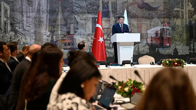 Tunç İmamoğlu tutuklanmasının "siyasi" olduğu iddialarını reddetti.