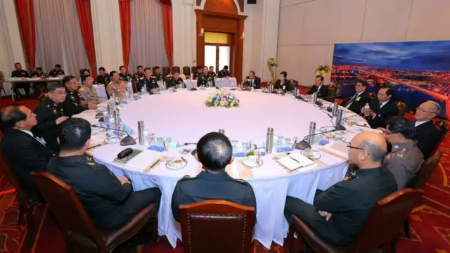 แกนนำพรรคเพื่อไทย ระหว่างเข้าร่วมพูดคุยแนวทางปรองดองที่ศาลาว่าการกระทรวงกลาโหมเมื่อวันที่ 8 ก.พ.2560