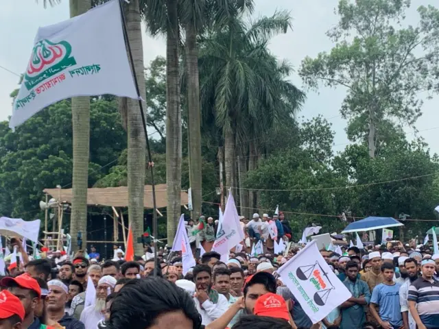 দলীয় পতাকা ও প্রতীক নিয়ে অনেকে উপস্থিত হয়েছিলেন সমাবেশে