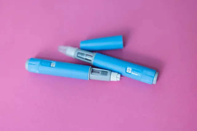 دو سرنگ تزریق کاهش وزن روی زمینه‌ای صورتی