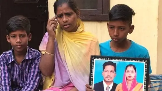 ਮ੍ਰਿਤਕ ਰੂਪ ਲਾਲ ਦੀ ਕਮਲਜੀਤ ਕੌਰ ਆਪਣੇ ਦੋ ਬੱਚਿਆਂ ਦੇ ਨਾਲ