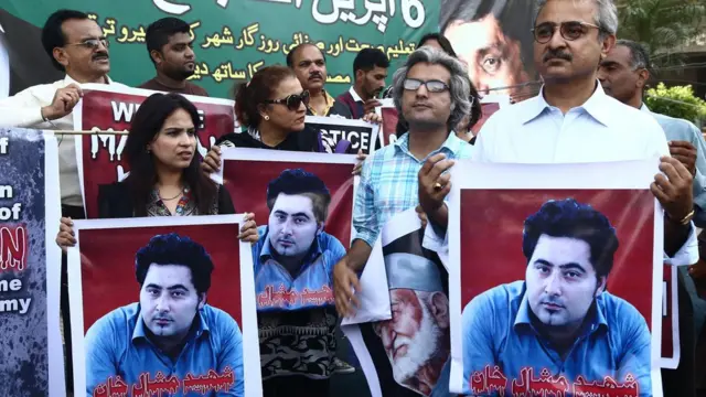 متظاهرون يحملون صور مشال خان