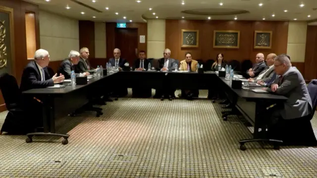 علي شعث، نائب وزير سابق في السلطة الفلسطينية، والذي سيرأس اللجنة الفلسطينية الجديدة المكلفة بإدارة غزة، يحضر اجتماعاً مع أعضاء آخرين في اللجنة، بعد أيام من إطلاق الولايات المتحدة المرحلة الثانية من خطتها لإنهاء حرب غزة، في القاهرة، مصر، 16 يناير/كانون الثاني 2026.