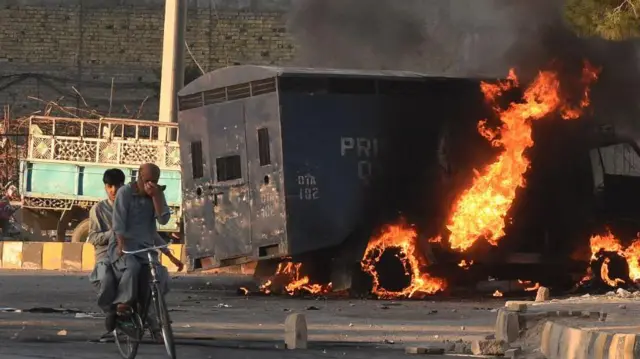 ৯ই মে দেশব্যাপী বিক্ষোভের সময় পুলিশ এবং সেনাপ্রশাসনের ওপর ব্যাপক হামলা হয়