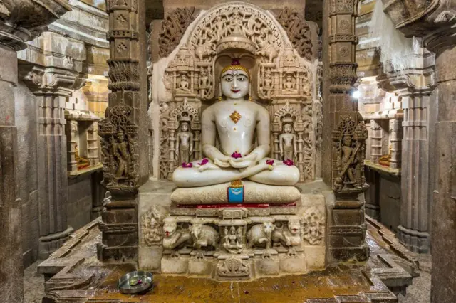 இந்தியாவின் ராஜஸ்தான் மாநிலம் ஜெய்சால்மரில் உள்ள சமண கோவில் வளாகத்தில் மகாவீரர் சிலை. 