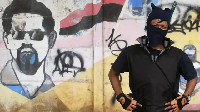 Estudiante con pasamontañas en la UNAN