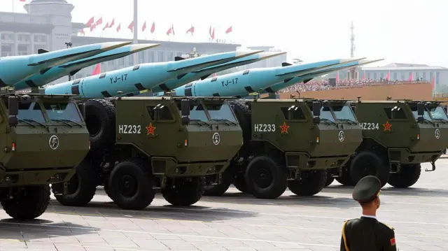 صواريخ واى جية-17 فائقة السرعة الصينية محملة على منصات إطلاق أثناء العرض العسكري الصيني