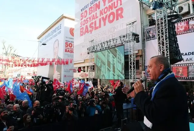 Erdoğan miting alanında konuşuyor, kalabalıklar onu dinliyor, 25 Nisan 2026. 