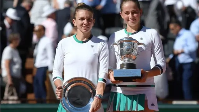 یلنا اوستاپنکو از لتونی، قهرمان تنیس زنان اوپن فرانسه (سمت راست) و سیمونا هالپ نفر دوم انفرادی زنان