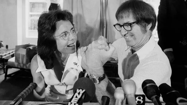 معروف‌ترین مسابقه رسمی تنیس با عنوان «نبرد جنسیت‌ها» سال ۱۹۷۳ میان بیلی جین کینگ و بابی ریگز برگزار شد