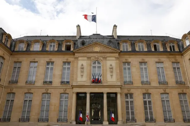 La bandera francesa ondea a media asta en el Palacio presidencial del Elíseo en París
