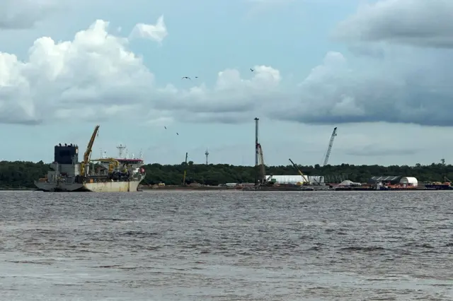 Barco petroleiro na costa