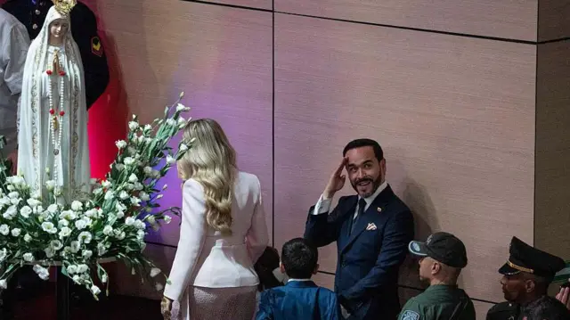 Em um dos lados do palco durante a inauguração, e rodeada de flores, estava uma imagem da Virgem Maria