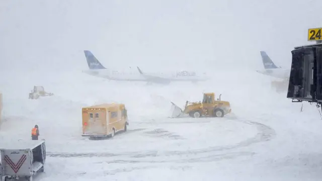 landasan pacu pesawat diselimuti salju