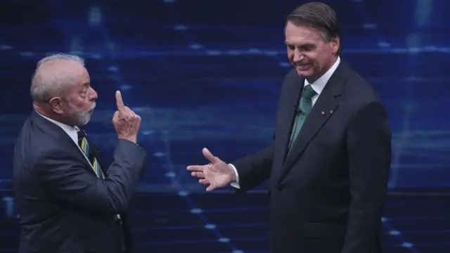 Lula e Bolsonaro durante debate na Band