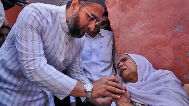 বিফ রাখার অভিযোগে পিটিয়ে মারা মহম্মদ আখলাকের পরিবারকে সান্ত্বনা দিচ্ছেন রাজনীতিবিদরা