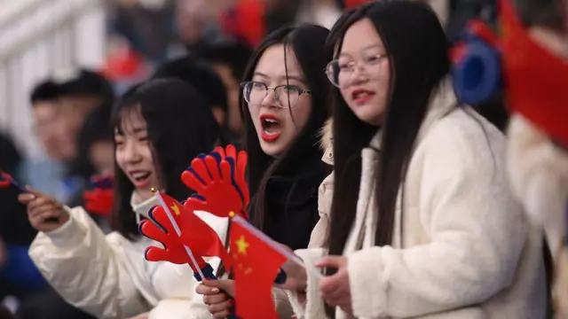 中國女人在觀眾台上