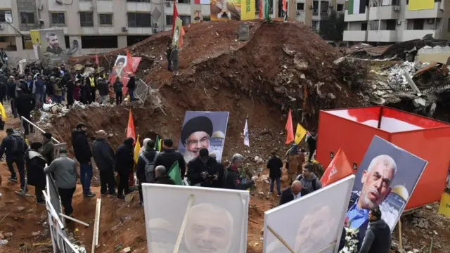 مردم با در دست داشتن تصاویر حسن نصرالله، رهبر پیشین حزب‌الله، و پرچم‌های لبنان، در مراسم بزرگداشتی در محل ترور او شرکت کرده‌اند؛ مراسمی که به مناسبت صدمین روز کشته شدن نصرالله در منطقه ضاحیه بیروت، لبنان، در ۵ ژانویه ۲۰۲۵ برگزار شد.