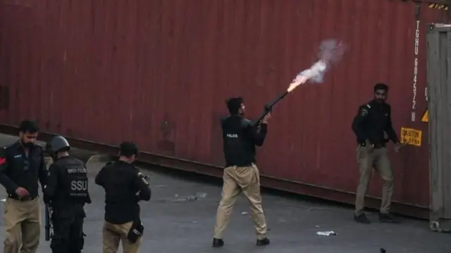 પાકિસ્તાન કોની સાથે?