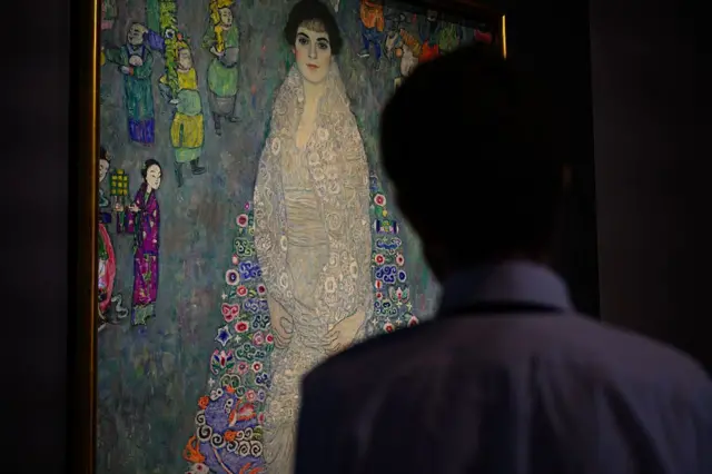 Una persona mira el cuadro "Retrato de Elisabeth Lederer" exhibido para su subasta en Nueva York