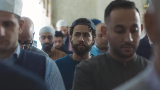 يشكل مسلسل "رامي" الكوميدي، الذي يُعرض عبر خدمة "هولو" للبث التليفزيوني والسينمائي على الإنترنت، تطورا من شأنه تغيير قواعد اللعبة، على صعيد إظهار الشخصيات المسلمة على الشاشة، في ضوء أنه يتناول حياة شاب مسلم من جيل الألفية