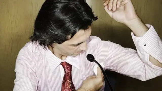 Hombre secándose el sudor