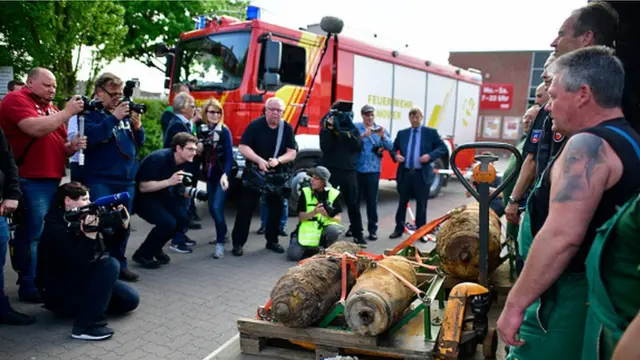 Les experts posent devant les trois bombes déjà désamorcées