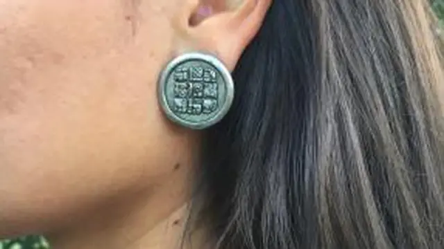 Oreja de una de las fundadoras de La Línea, una línea de información sobre el aborto en Honduras