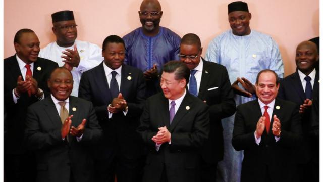 塞拉利昂总统比奥（上排左一、白色衣服）9月到北京出席中国举行的中非论坛。
