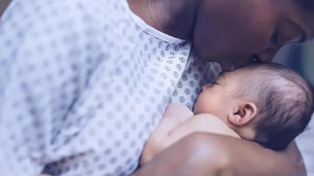 Жінка з немовлям