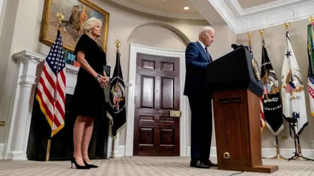 ပစ်ခတ်မှုမှာ သေဆုံးခဲ့သူတွေအတွက် မိသားစုနဲ့ထပ်တူ ဝမ်းနည်းကြောင်း သမ္မတဂျိုးဘိုင်ဒန်က သမ္မတကတော်နဲ့အတူ အိမ်ဖြူတော်ကနေ လူထုရှေ့ထွက်ပြော