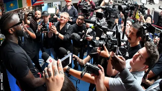 وایلدر در برابر دوربین عکاس‌ها