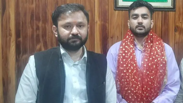 अंकुर शर्मा (बाएं)