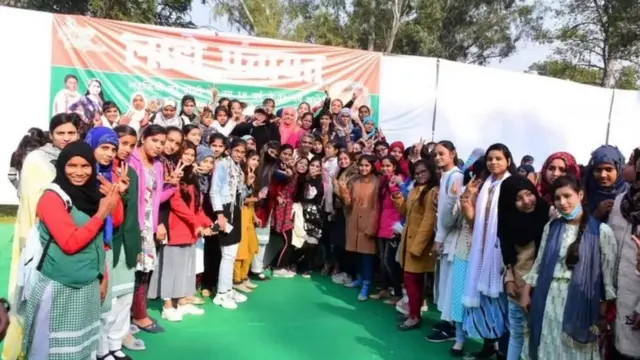 ઝુંબેશમાં ભાગ લેતી યુવતીઓ