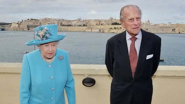 الملكة إليزابيث الثانية والأمير فيليب، دوق إدنبره في اليوم الأخير من زيارتهما إلى جزيرة مالطا التي استضافت قمة رؤساء دول الكومنولث في 28 نوفمبر/تشرين الثاني 2015