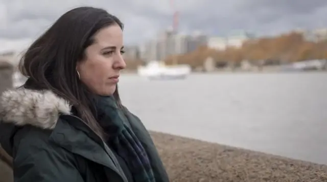 Марго дивиться на річку