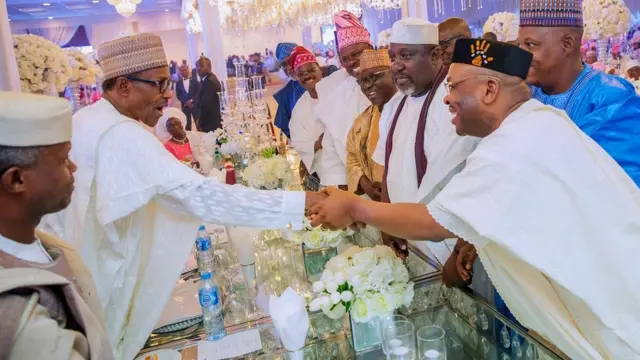 Aarẹ Buhari pẹlu awọn alejo nibi igbeyawo ọmọ igbakeji Aarẹ, Yẹmi Ọsinbajo