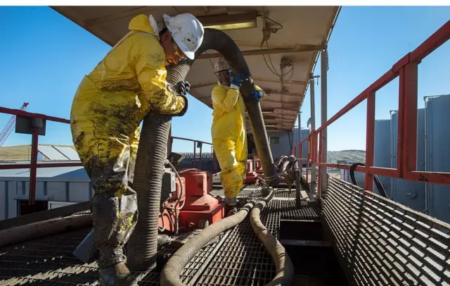Hombre rellena un tanque de petróleo