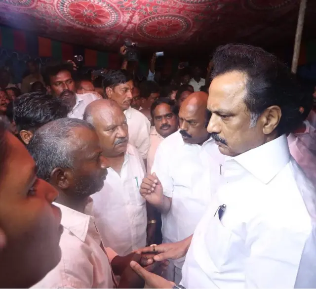 பிரதீபாவின் தந்தை சண்முகத்திற்கு ஆறுதல் கூறும் ஸ்டாலின்