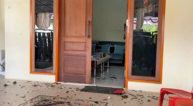 Bagian depan rumah Gubernur Papua Barat Daya juga diserang, tambahnya.