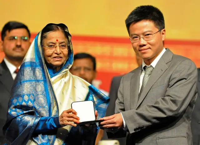 Tổng thống Ấn Độ Pratibha Patil (trái) trao Huy chương Fields cho GS Ngô Bảo Châu ngày 19/8/2010